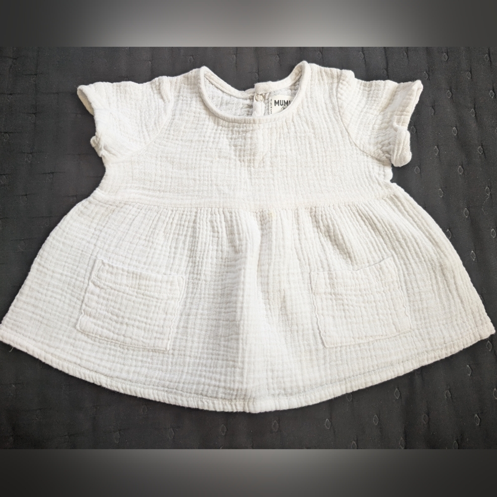 White Casual Dress with Textured Fabric and Ruffled Sleeves